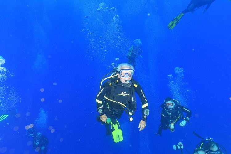 Ray Woolley (middle) is diving.