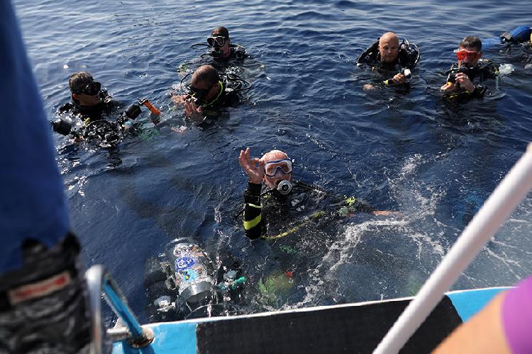 95-year-old British elder Ray Woolley prepares before diving.