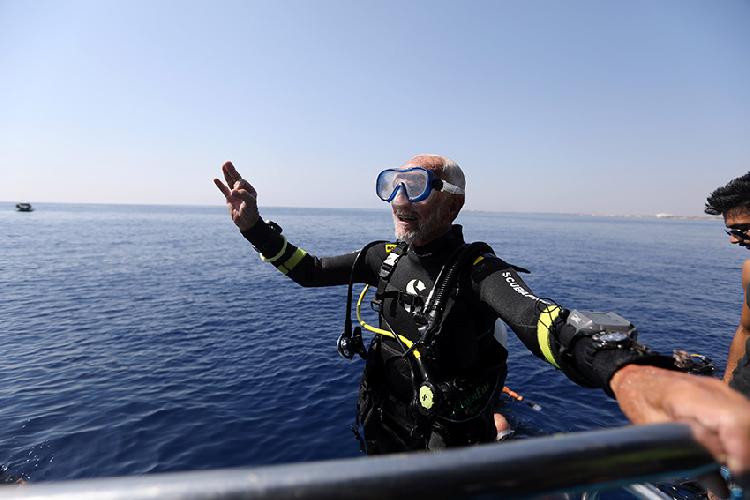 95-year-old British Ray Woolley surfaced after diving.