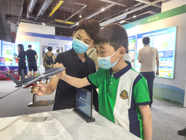 图为2021年气象科技活动周武汉主场活动现场 
