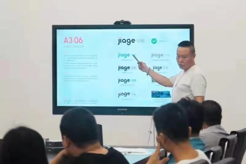 品牌部总监徐杨讲解中 .jpg