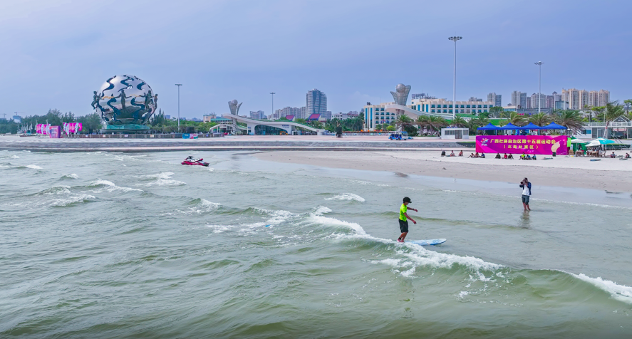 220825 Hit the first gold! The 15th District Games surfing competition kicked off at Beihai Silver Beach.png