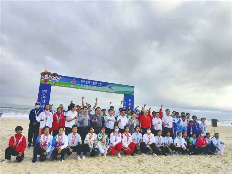 The Sanya delegation won 5 golds, 4 silvers and 4 bronzes in the surfing competition of the 6th Provincial Games.jpg