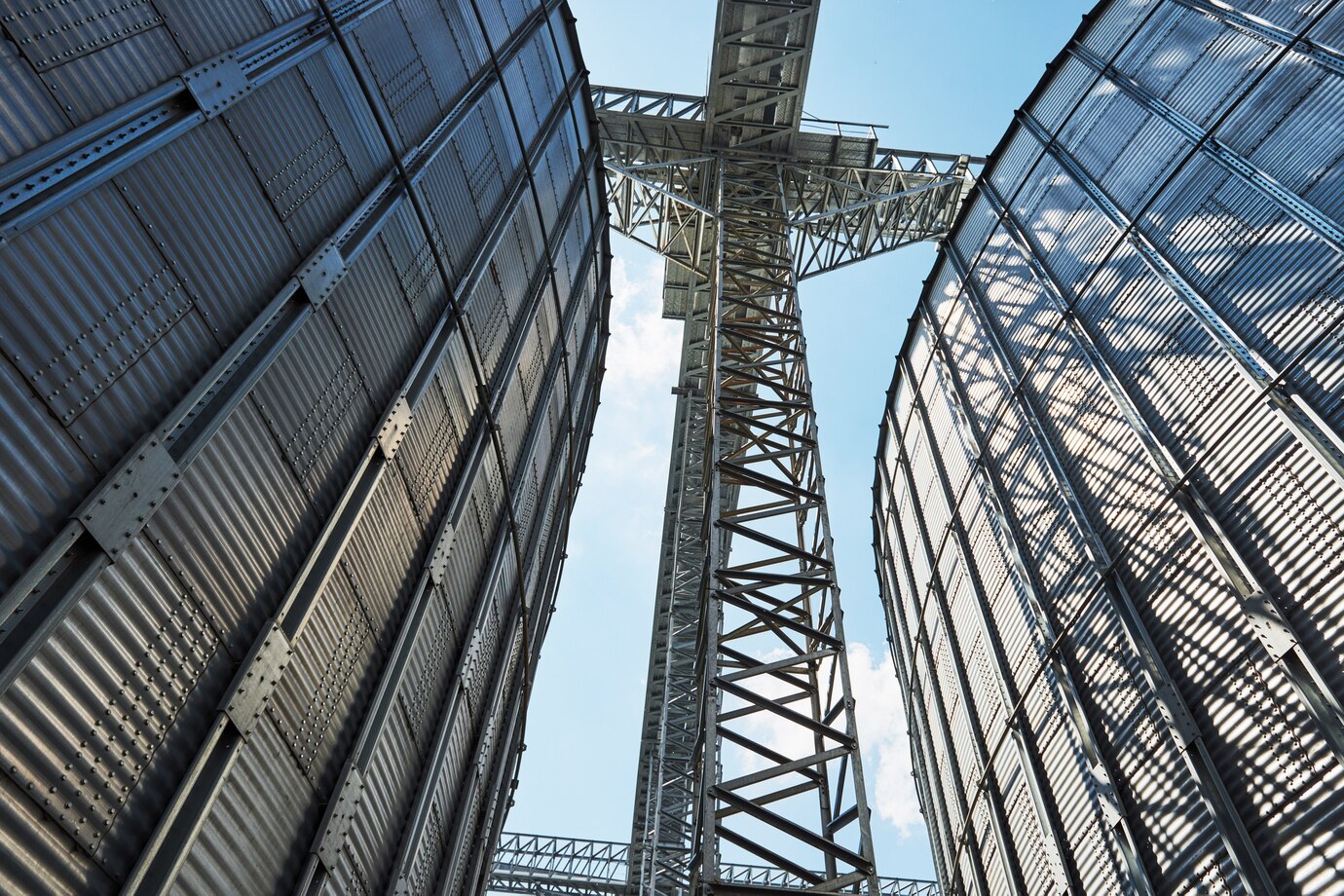 agricultural-silos-building-exterior_146671-19110.jpg