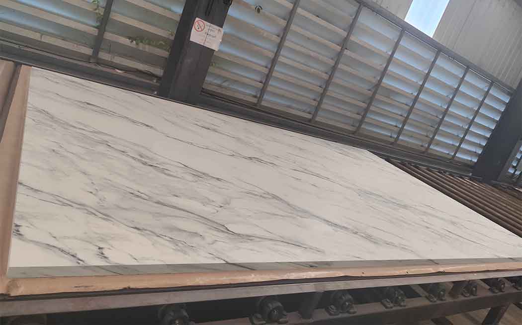 Engineered-Printed-Quartz-with-Natural-Marble-Veining.jpg
