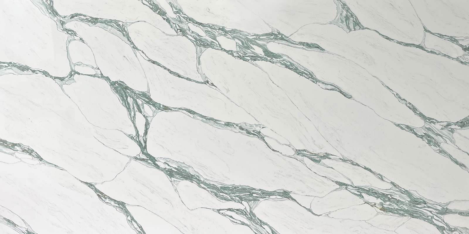 White with green veins Calacatta Quartz Stone Slabs GQ-T436.jpg