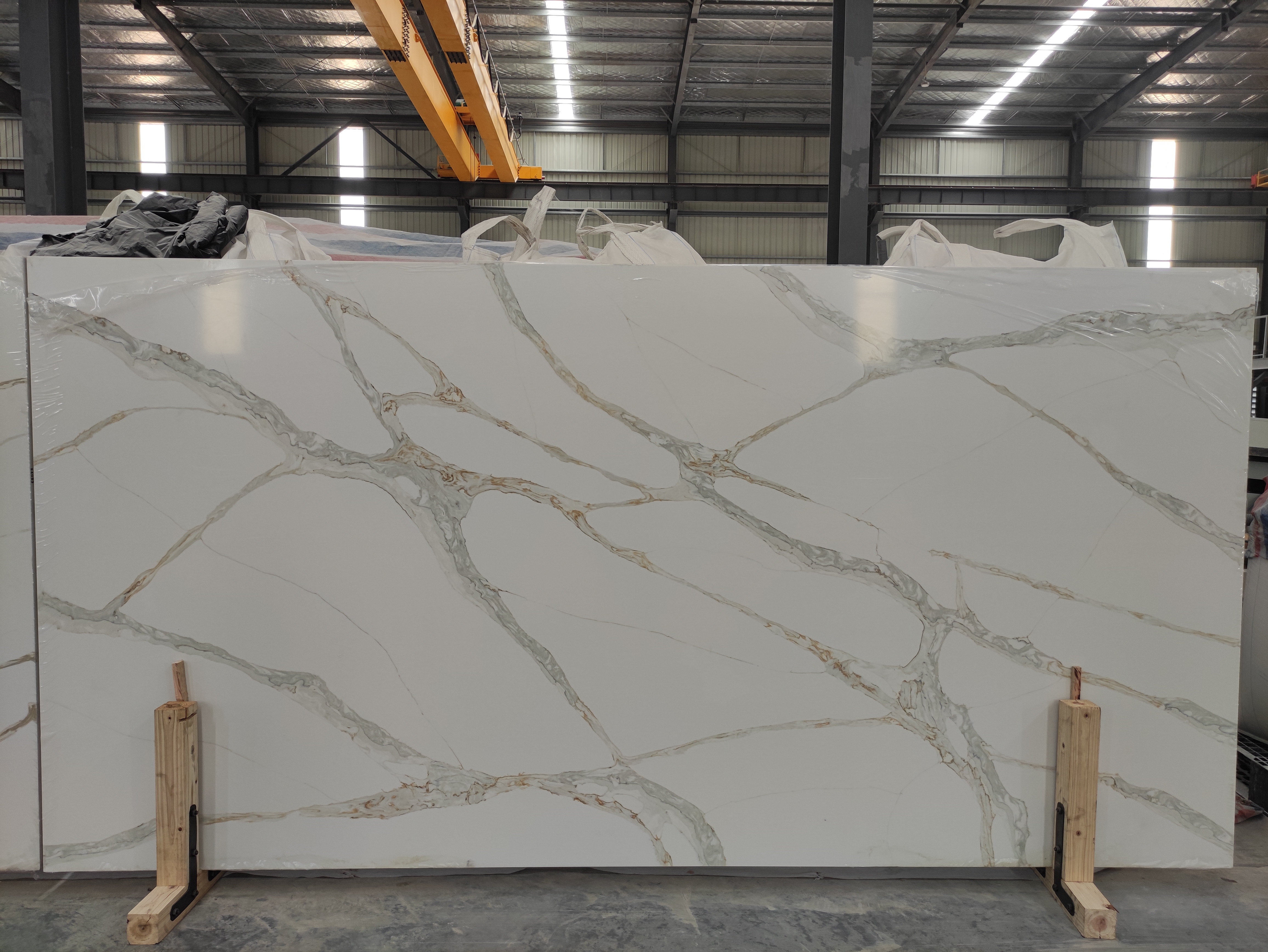 GQ-T257 Calacatta gold quartz slab.jpg