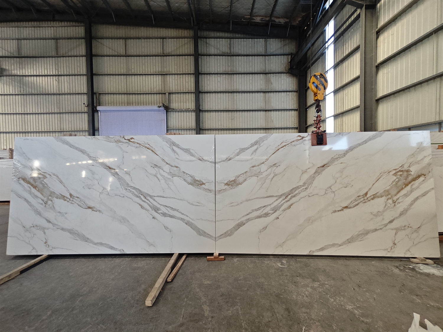 Bookmatched printed quartz slab GQ-R0213.jpg