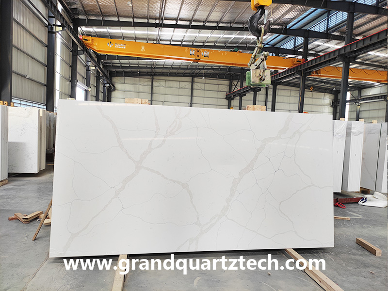 Calacatta-Classic-Quartz-(GQ-T133)-Marble-Look-Slabs-3.jpg