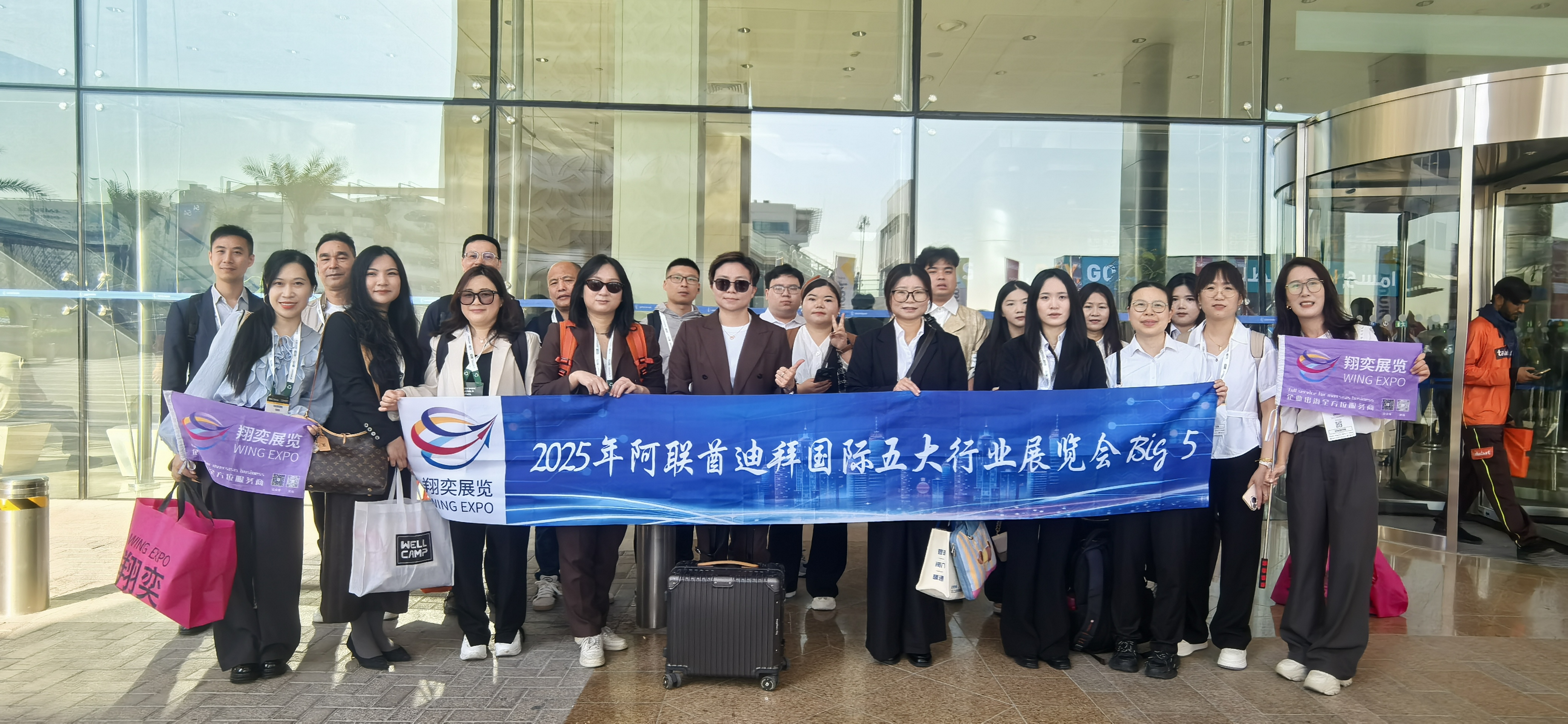 迪拜五大合影.jpg